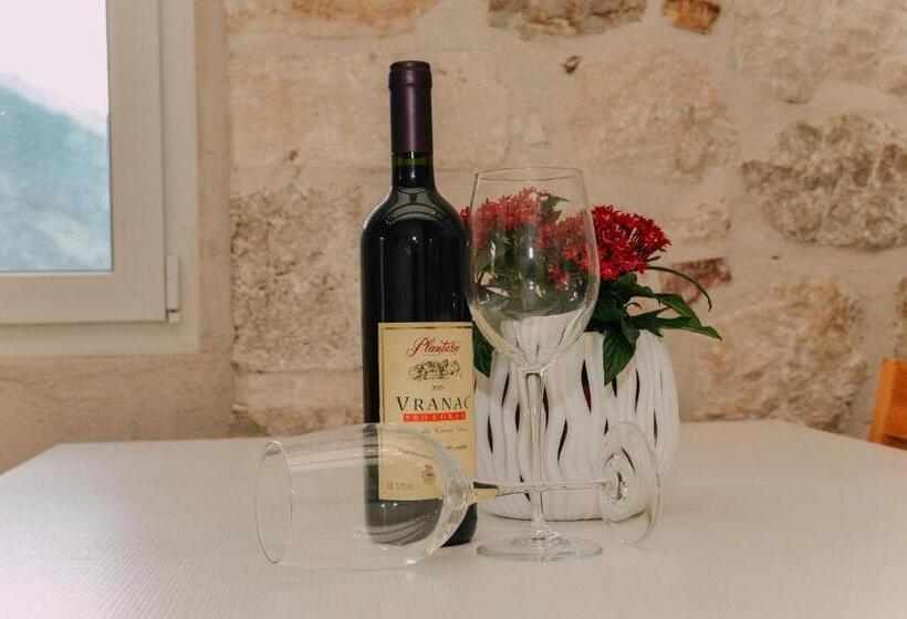 اتاق استاندارد سه نفره, Step To Kotor Bay Guesthouse