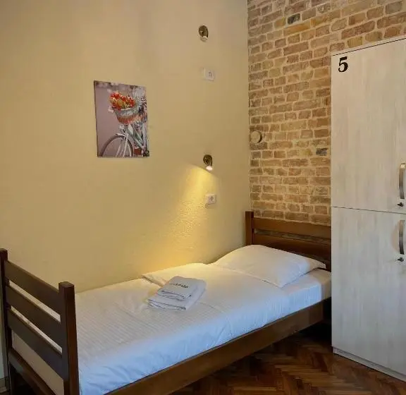 اتاق استاندارد سه نفره, Step To Kotor Bay Guesthouse