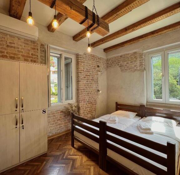 اتاق استاندارد سه نفره, Step To Kotor Bay Guesthouse