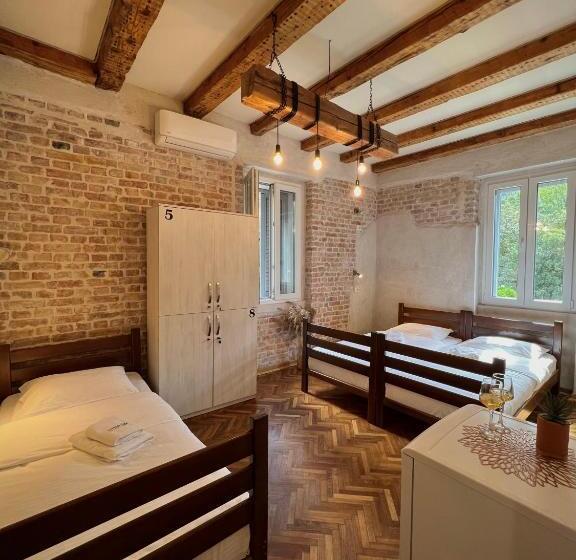 اتاق استاندارد سه نفره, Step To Kotor Bay Guesthouse