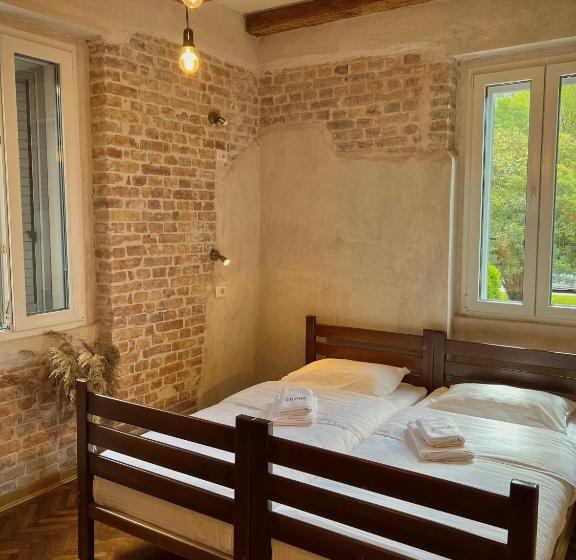 اتاق استاندارد سه نفره, Step To Kotor Bay Guesthouse