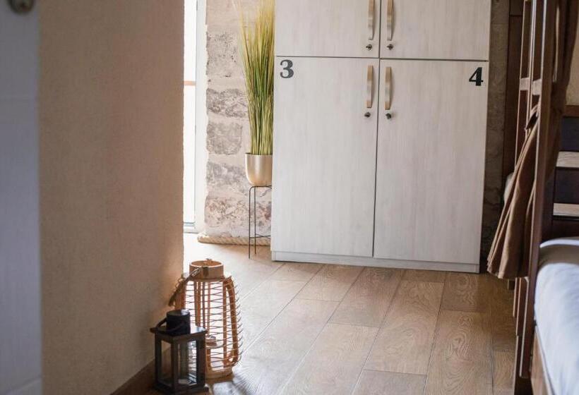 تختخواب در اتاق مشترک, Step To Kotor Bay Guesthouse