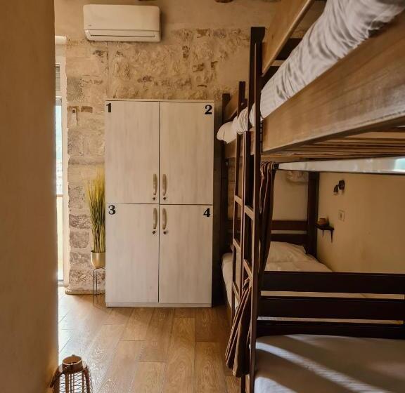 تختخواب در اتاق مشترک, Step To Kotor Bay Guesthouse