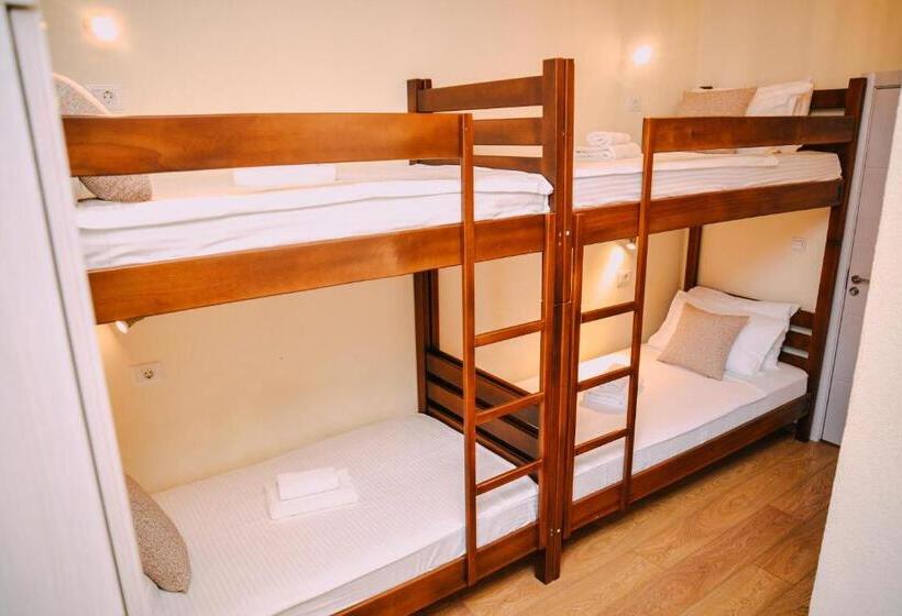 تختخواب در اتاق مشترک, Step To Kotor Bay Guesthouse