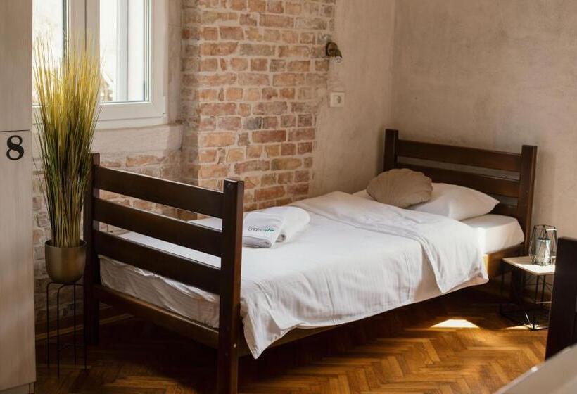 اتاق استاندارد سه نفره, Step To Kotor Bay Guesthouse