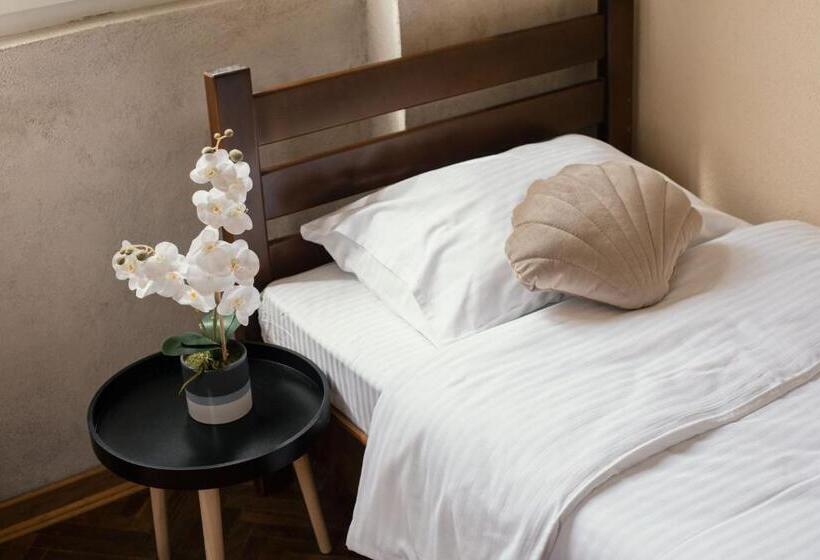 اتاق استاندارد سه نفره, Step To Kotor Bay Guesthouse