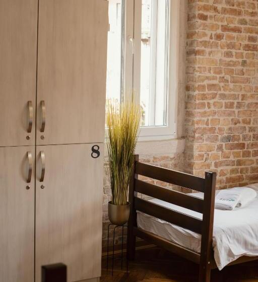 اتاق استاندارد سه نفره, Step To Kotor Bay Guesthouse