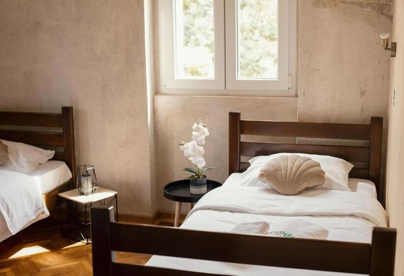 اتاق استاندارد سه نفره, Step To Kotor Bay Guesthouse