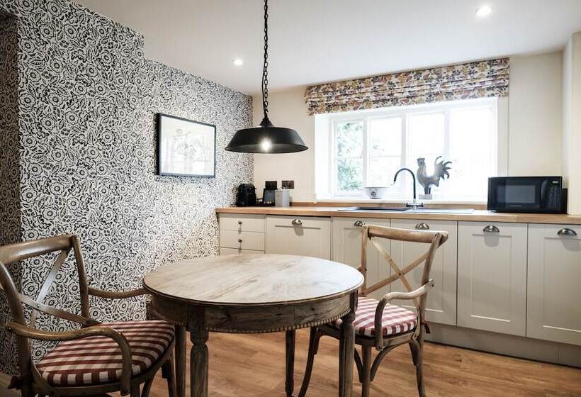 منزل غرفة نوم واحدة, The Swan