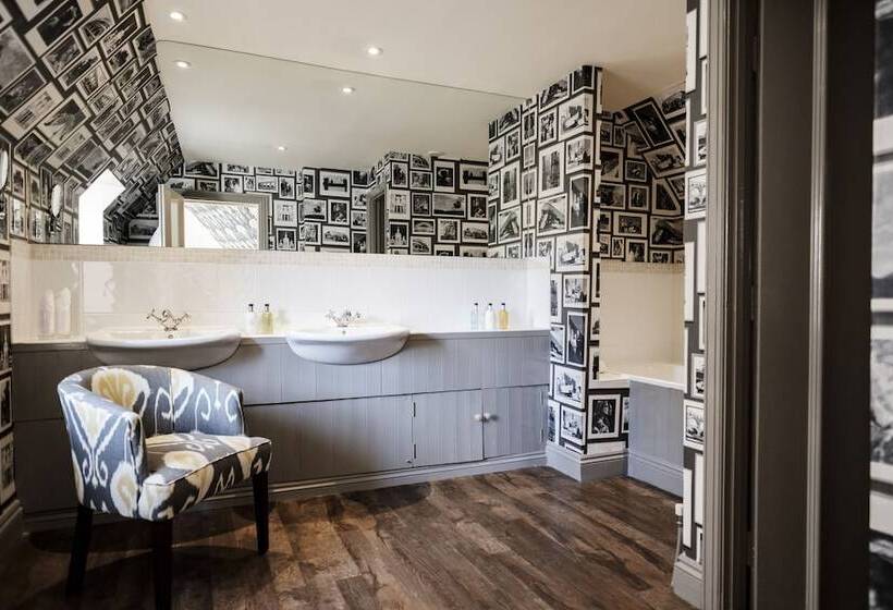 منزل غرفة نوم واحدة, The Swan