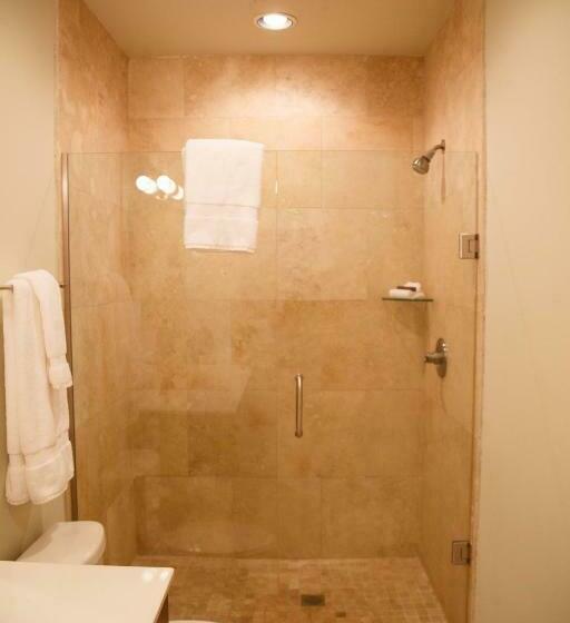 شقة غرفة واحدة, The Lofts At The Five & Dime