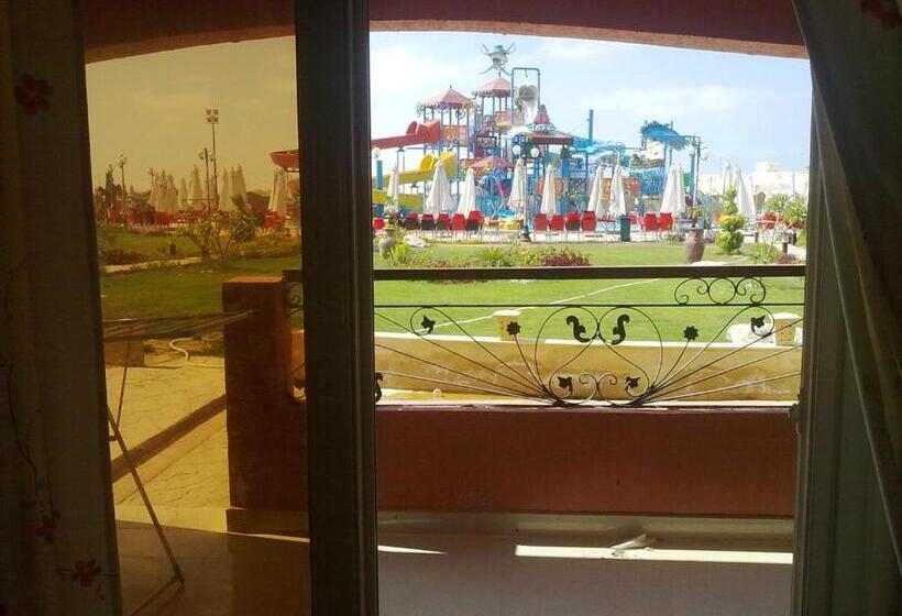 اتاق استاندارد سه تخته با چشم‌انداز استخر, Marseilia Land Aqua Park Families Only