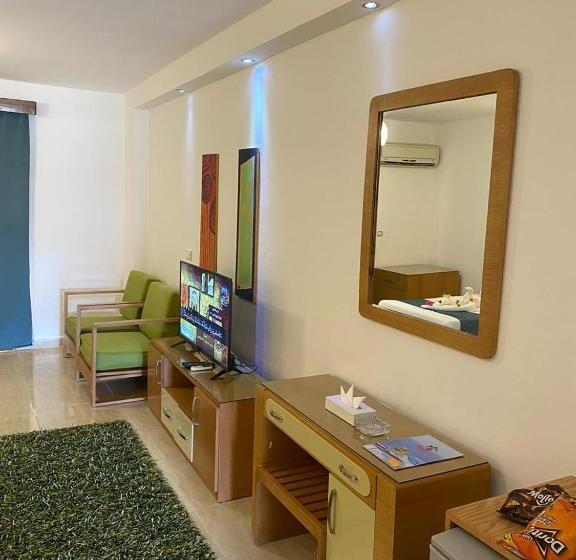 اتاق استاندارد سه تخته با چشم‌انداز استخر, Marseilia Land Aqua Park Families Only