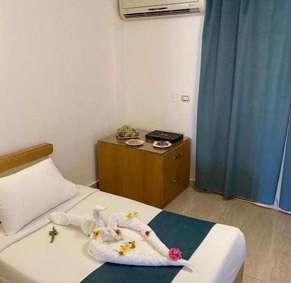 اتاق استاندارد سه تخته با چشم‌انداز استخر, Marseilia Land Aqua Park Families Only