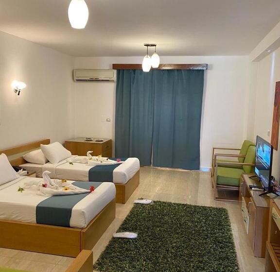 اتاق استاندارد با چشم‌انداز استخر, Marseilia Land Aqua Park Families Only