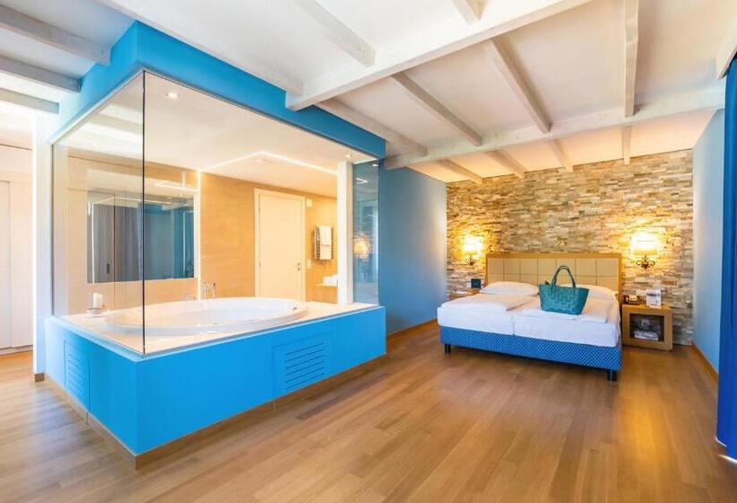 带按摩浴盆的套房, Kurhaus Cademario