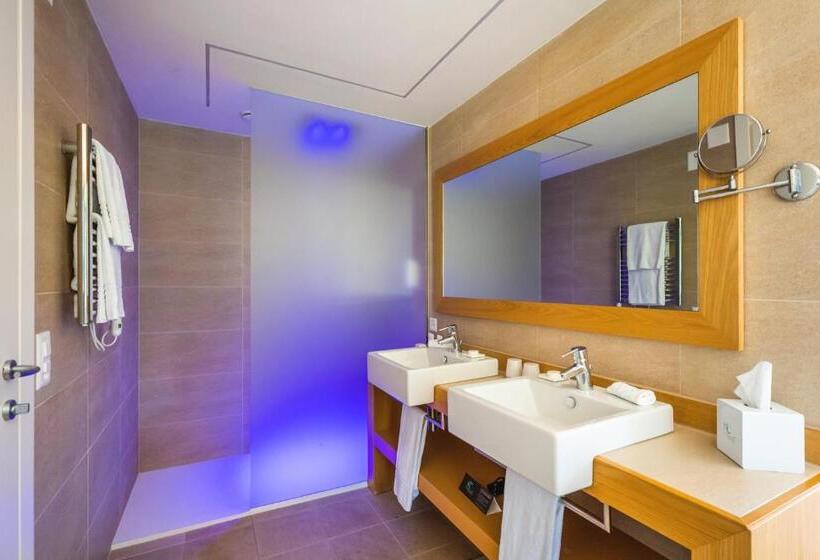 带按摩浴盆的套房, Kurhaus Cademario