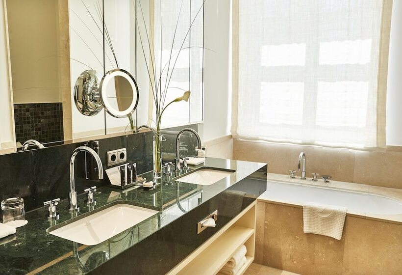 Номер Deluxe, Steigenberger Icon Grandhotel & Spa Petersberg