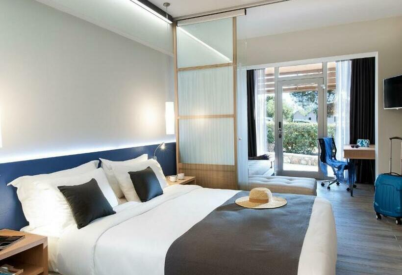 חדר משפחתי דלוקס, Blue Dolphin