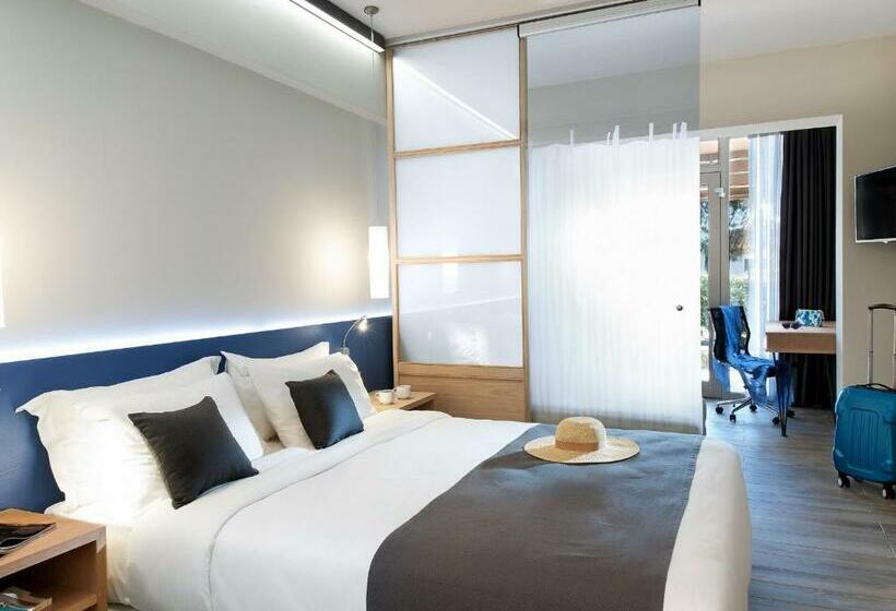 חדר משפחתי דלוקס, Blue Dolphin