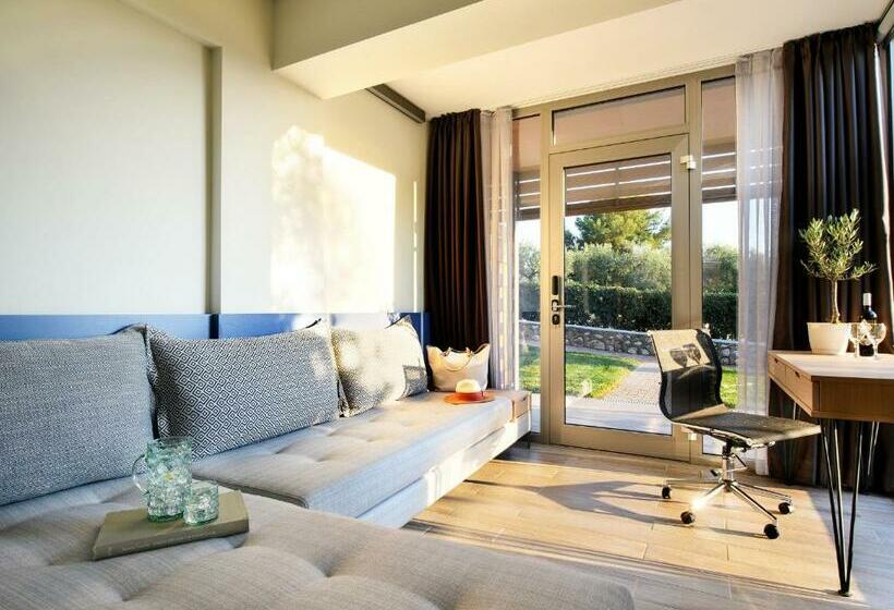 חדר משפחתי דלוקס, Blue Dolphin