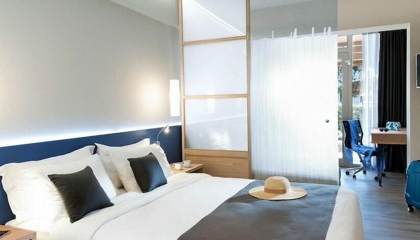 חדר משפחתי דלוקס, Blue Dolphin