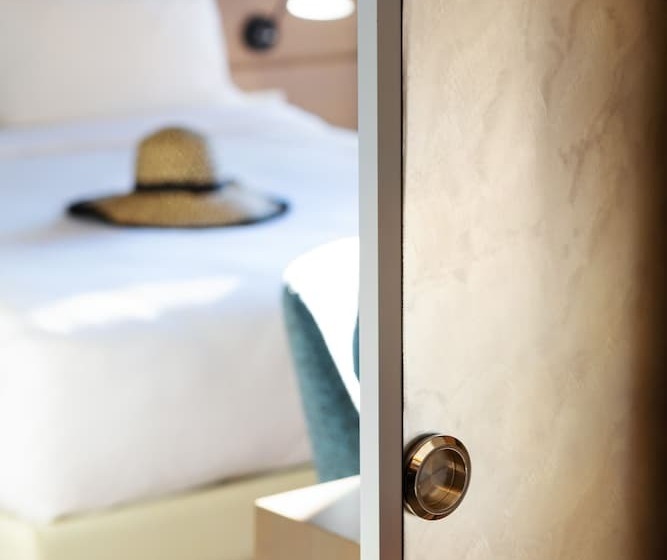 סוויטה משפחתית, Blue Dolphin