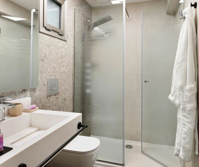 סוויטה משפחתית, Blue Dolphin