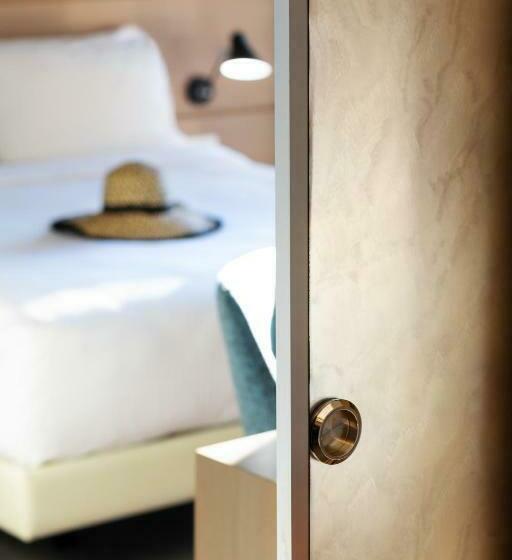 סוויטה עם בריכה, Blue Dolphin