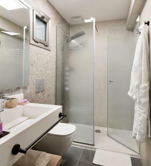 סוויטה עם בריכה, Blue Dolphin