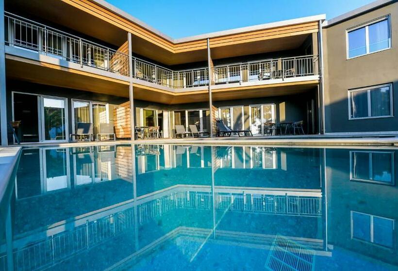 סוויטה עם בריכה, Blue Dolphin