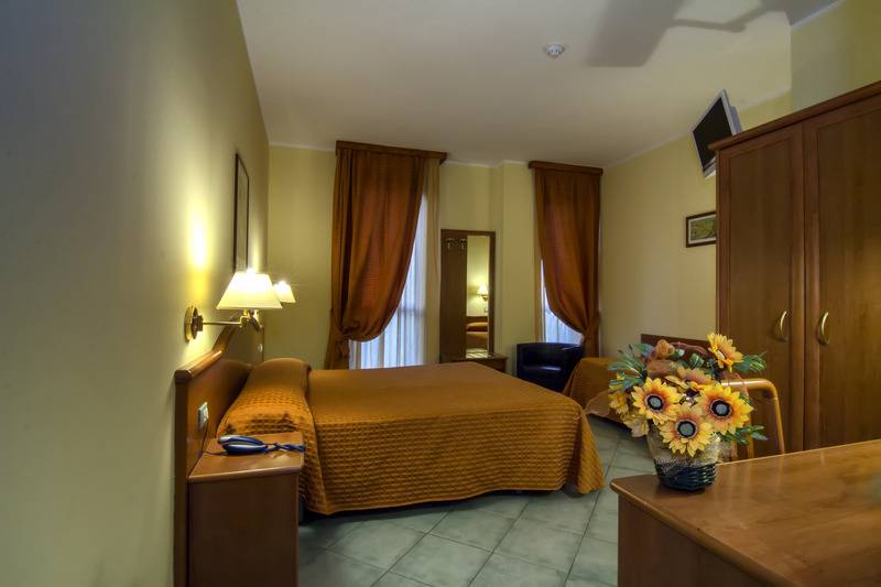 חדר סטנדרט לשלושה, Degli Amici