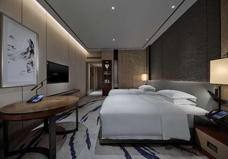 חדר סטנדרט לארבעה, Degli Amici