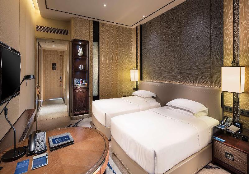 חדר סטנדרט לארבעה, Degli Amici