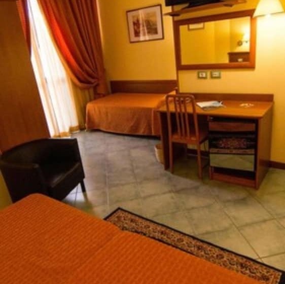 חדר סטנדרט לשלושה, Degli Amici