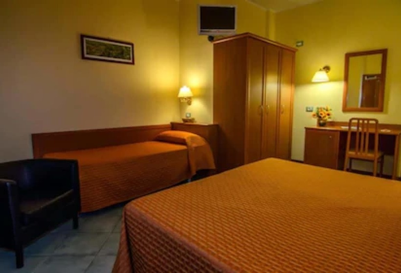 חדר סטנדרט לשלושה, Degli Amici