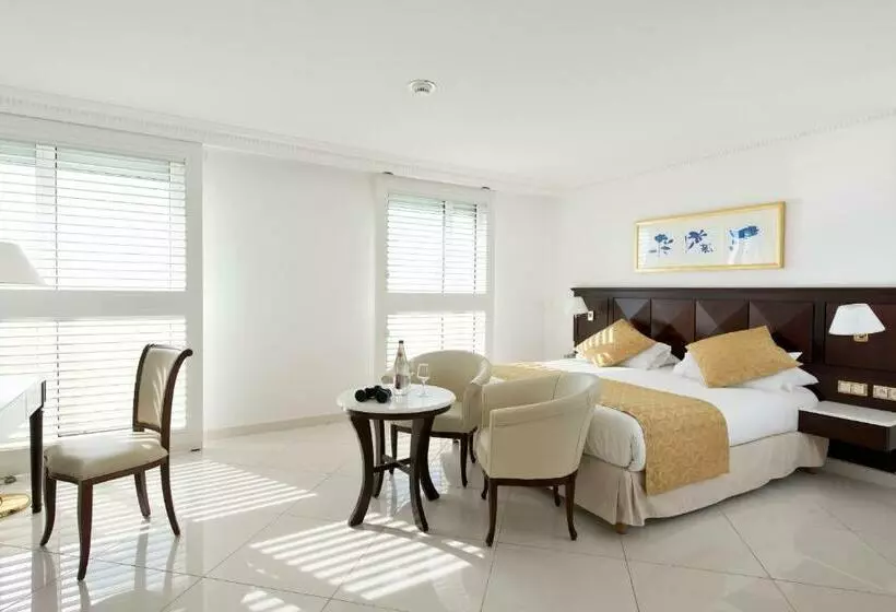 اتاق لوکس با چشم‌انداز دریا, West End Nice