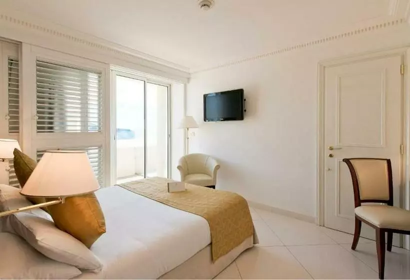 اتاق اساندارد با چشم‌انداز جانبی به دریا, West End Nice
