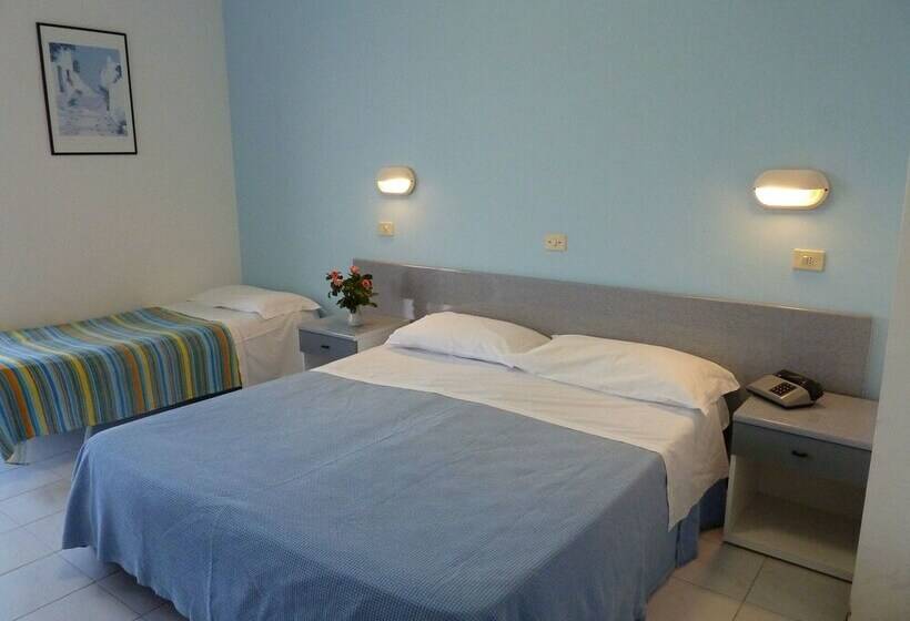 スタンダードトリプルルーム, Strand