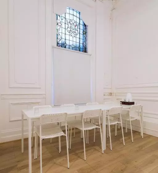 استودیوی سوپریور, Gallery Hyde Park Hostel