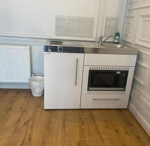 スーペリアスタジオ, Gallery Hyde Park Hostel