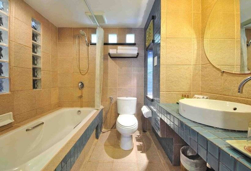 带泳池观景的豪华房, Woraburi Phuket Resort & Spa   Sha Plus