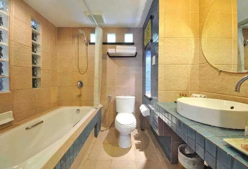 اتاق سوپریور با چشم‌انداز استخر, Woraburi Phuket Resort & Spa   Sha Plus