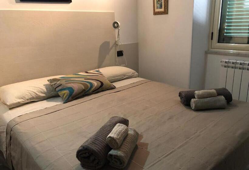 غرفة قياسية مطلّة علي البحر, Le Suites Maor