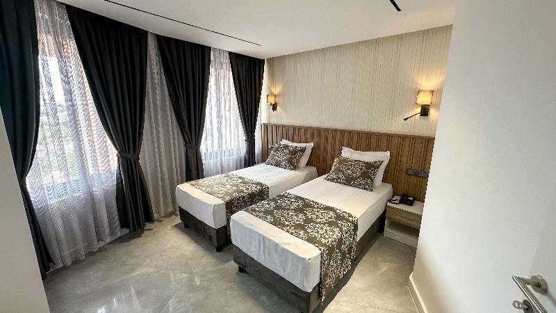 דירת חדר, Happy Apart