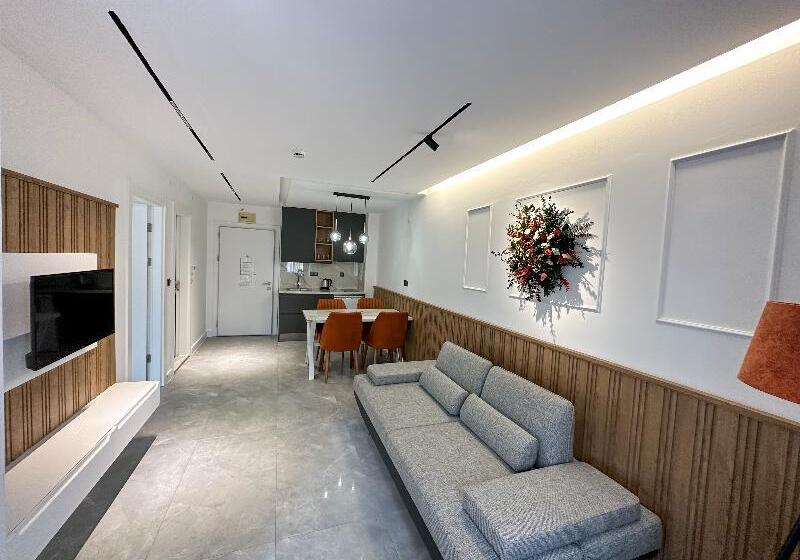 דירת חדר, Happy Apart