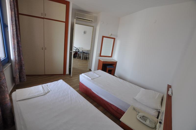 דירת חדר, Happy Apart