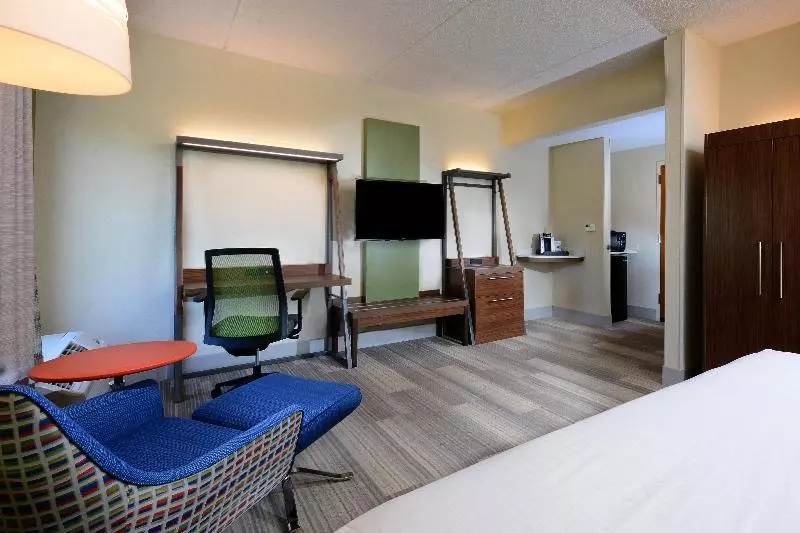 キングサイズベッドのスタンダードルーム, Holiday Inn Express & Suites Raleigh Durham Airport At Rtp, An Ihg