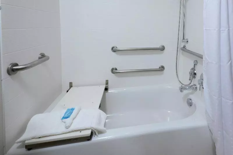 身障者適用スイートルーム, Holiday Inn Express & Suites Raleigh Durham Airport At Rtp, An Ihg