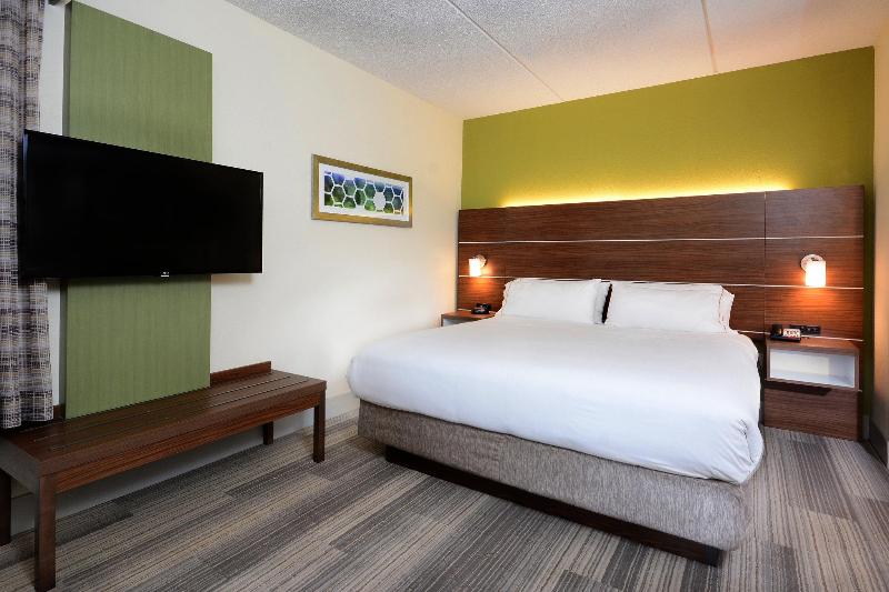 מיטת קינג בסוויטה, Holiday Inn Express & Suites Raleigh Durham Airport At Rtp, An Ihg